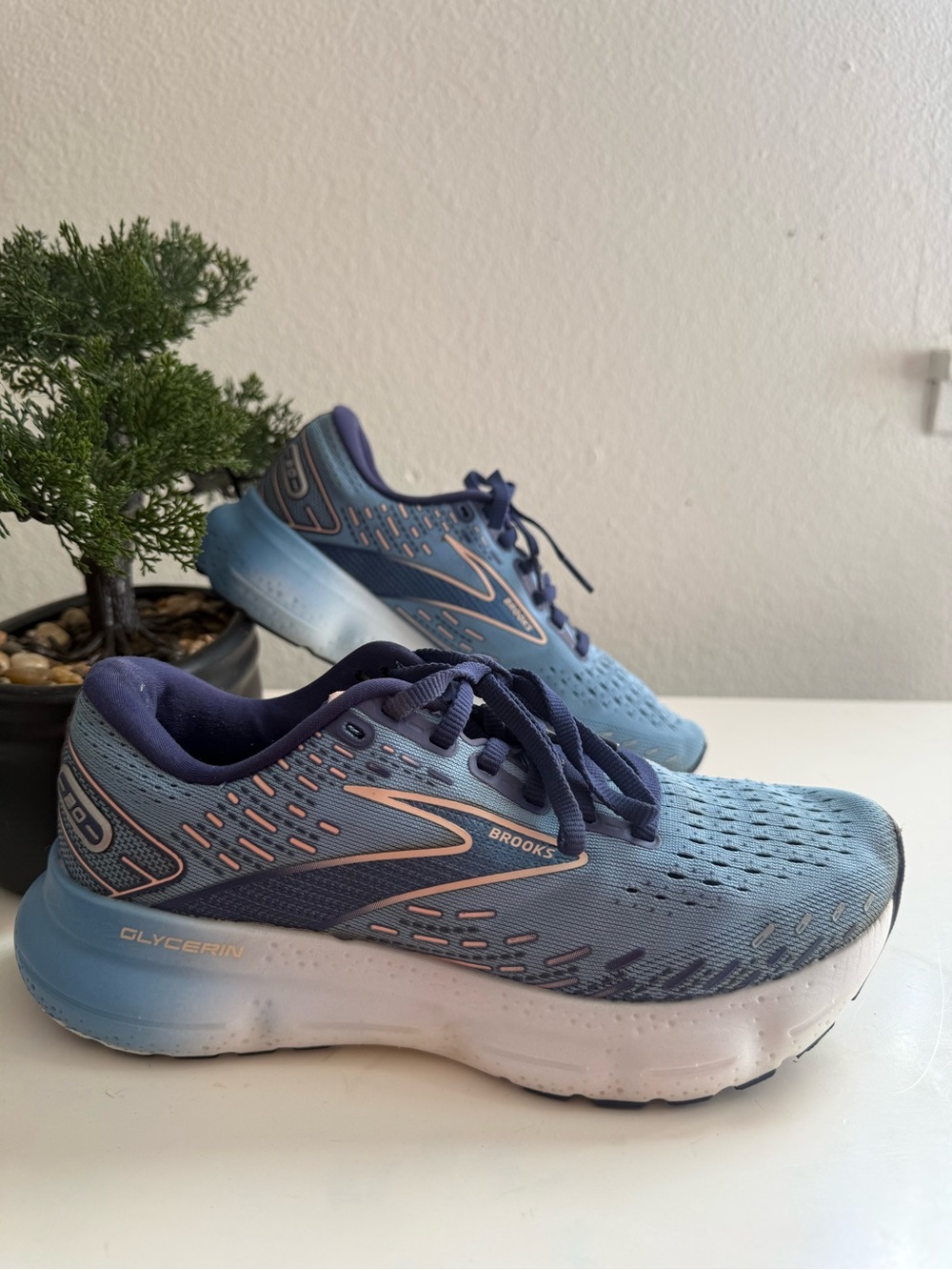 Brooks Glycerin 20 women size 6 Light Blue and Navy Glycerin Running Shoes